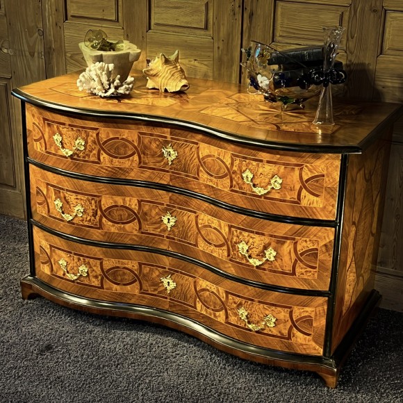 Commode Galbée Marquetée Décor d’Entrelacs 18 ème – Image 2