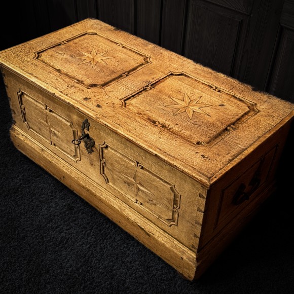 Coffre XVIII ème marqueté de rose des vents – Image 3