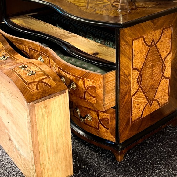 Commode Galbée Marquetée Décor d’Entrelacs 18 ème – Image 6