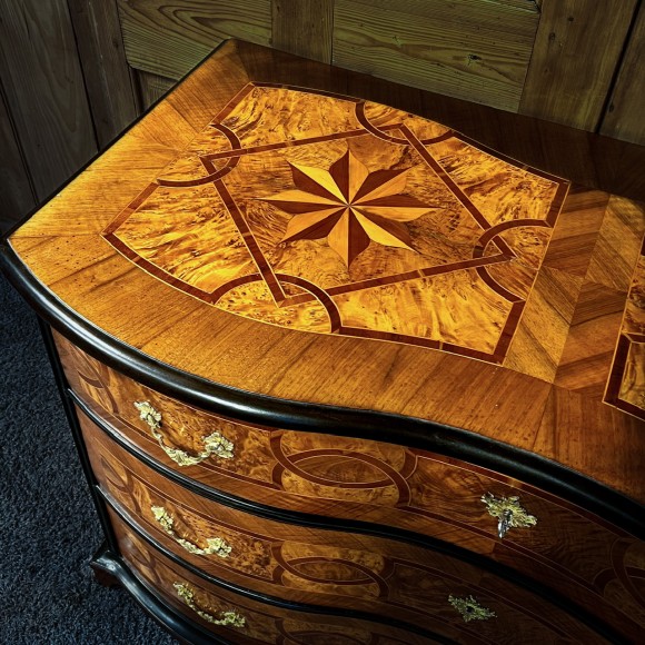 Commode Galbée Marquetée Décor d’Entrelacs 18 ème – Image 3