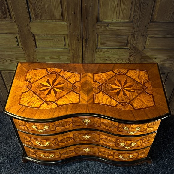 Commode Galbée Marquetée Décor d’Entrelacs 18 ème – Image 4