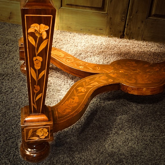 Table D’apparat Marqueterie Fleurs, Oiseaux, Chien – Image 4