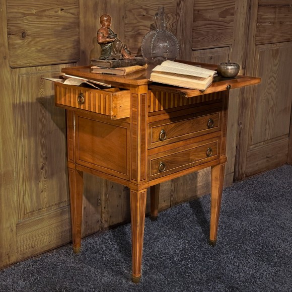 Petite commode ecritoire Marqueterie de noyer XVII – Image 2