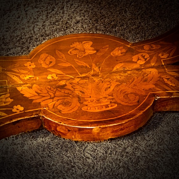 Table D’apparat Marqueterie Fleurs, Oiseaux, Chien – Image 5