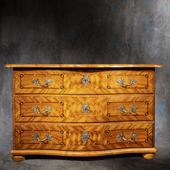 Commode alsacienne galbée marquetée noyer 18 ème – Image 2