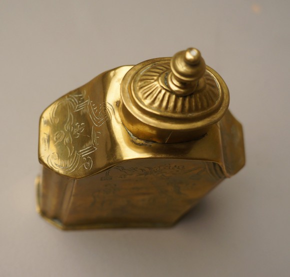 Flacon en laiton gravé – Image 2