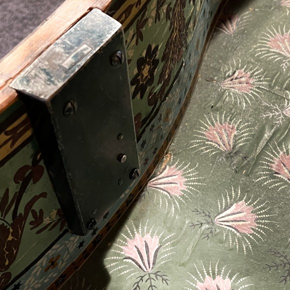 Commode Galbée Marquetée Décor d’Entrelacs 18 ème – Image 5