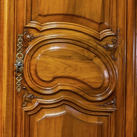 Armoire Strasbourg noyer XVIII ème galbée – Image 4