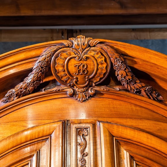 Armoire Strasbourg noyer XVIII ème galbée – Image 2