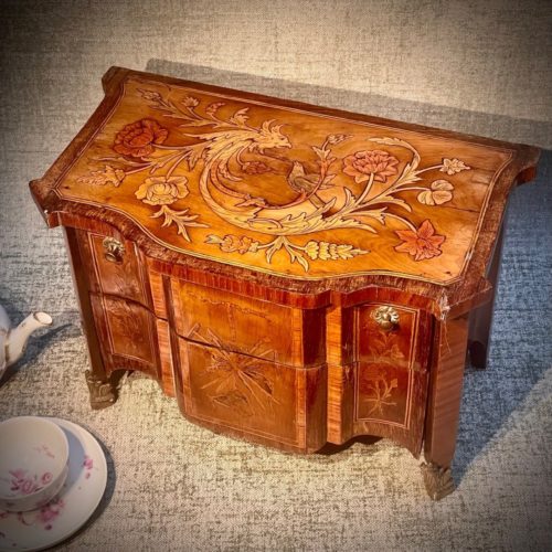 Commode Dite De Maîtrise Marquetée Fleurs & Oiseaux