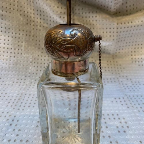 vaporisateur à piston Art Déco en cristal et cabochon argenté gravé d'une fleur