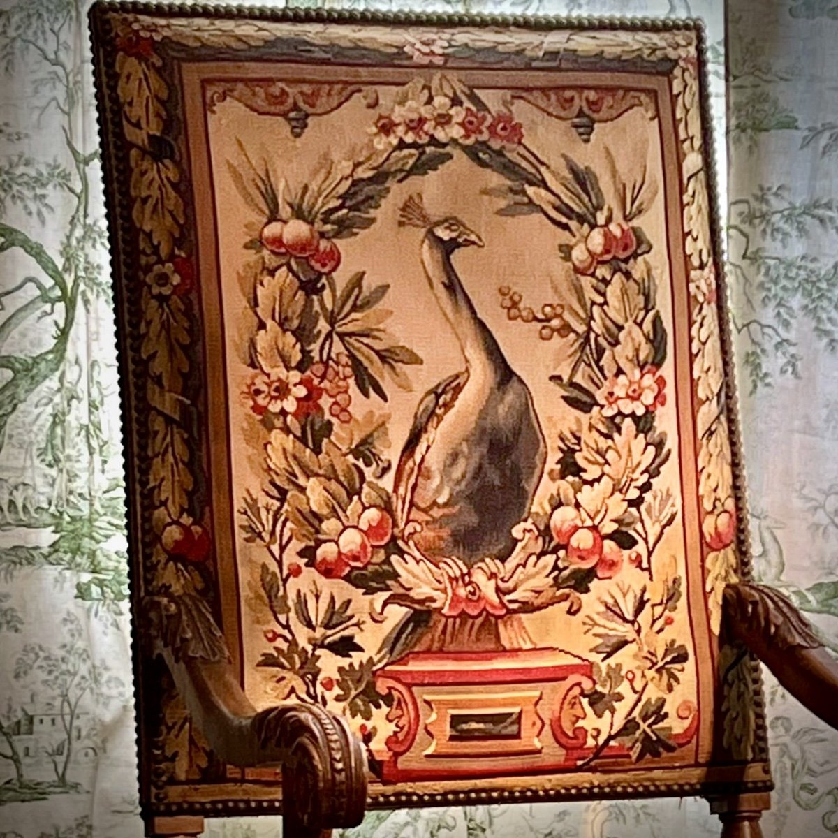 Fauteuil Louis XIII Tapisserie Au Paon Et à La Corbeille De Fleurs – Image 2