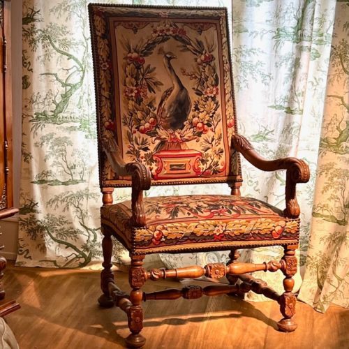 Fauteuil Louis XIII Tapisserie Au Paon Et à La Corbeille De Fleurs