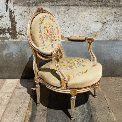 Fauteuil Médaillon Napoléon III Bois Laqué Et Doré