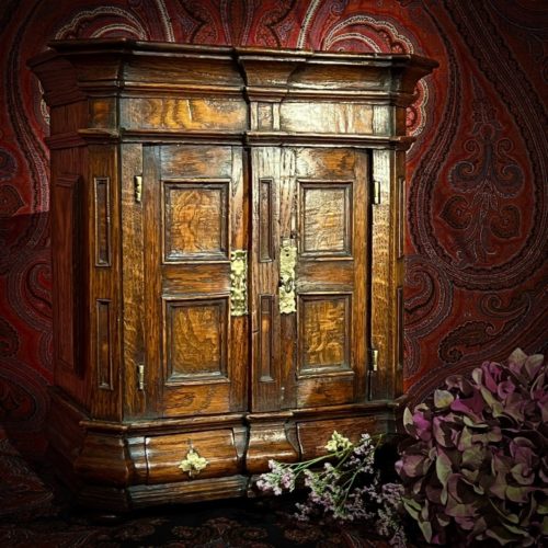 Armoire miniature En Diminutif Dite De Maîtrise