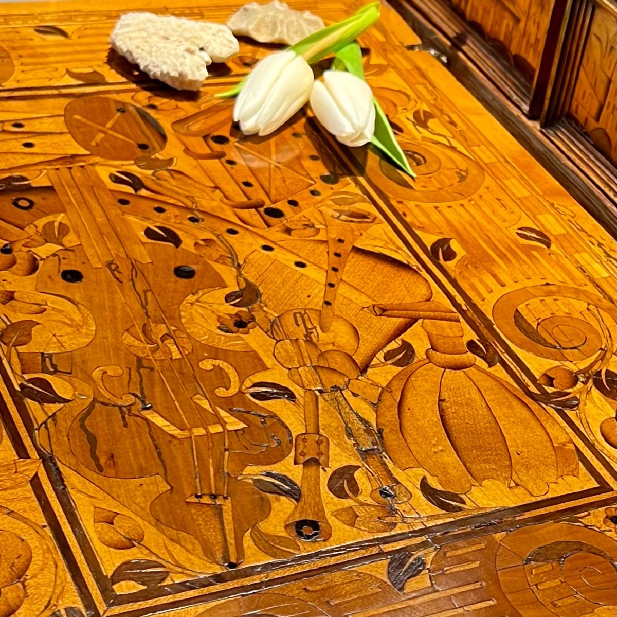 Cabinet XVII ème Décor Marqueté Fleurs, Oiseaux, Musique Et Architectures. – Image 9