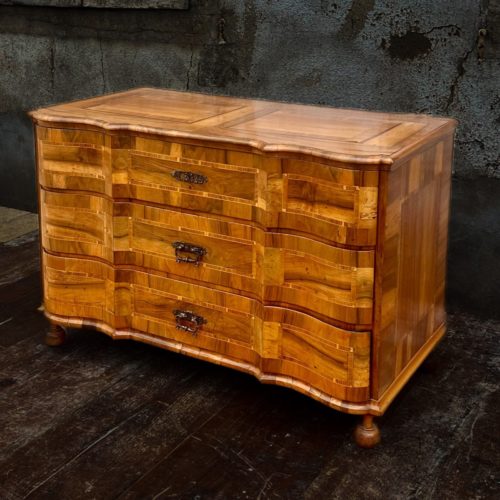 Commode Arbalète Marquetée De Noyer 18 ème