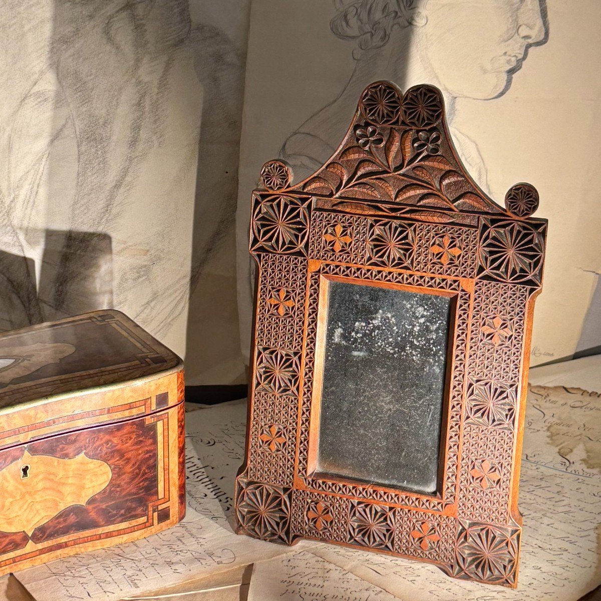 Miroir à chevalet art populaire fruitier sculpté XIXème – Image 2