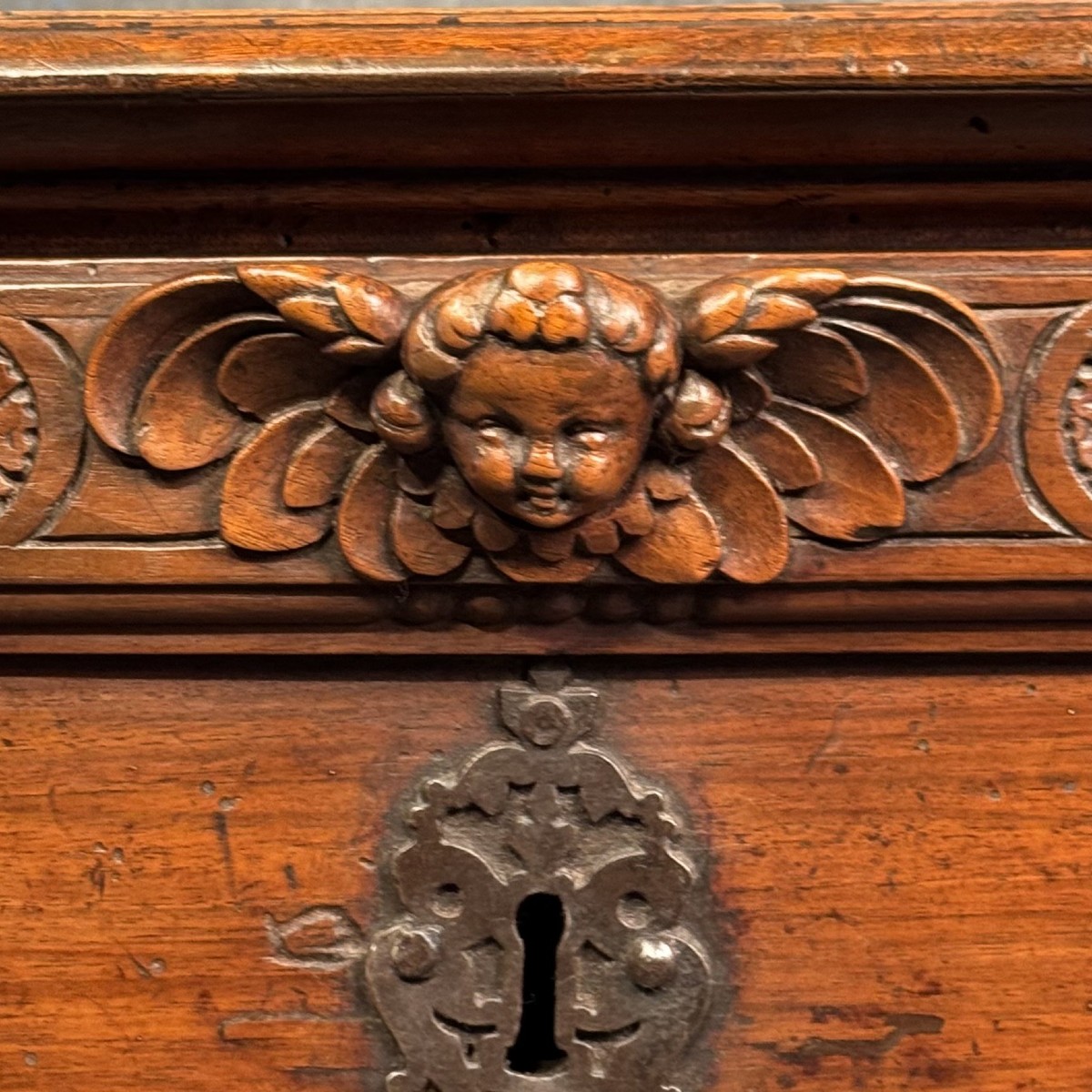 Coffre en noyer époque 17ème Bourgogne – Image 6