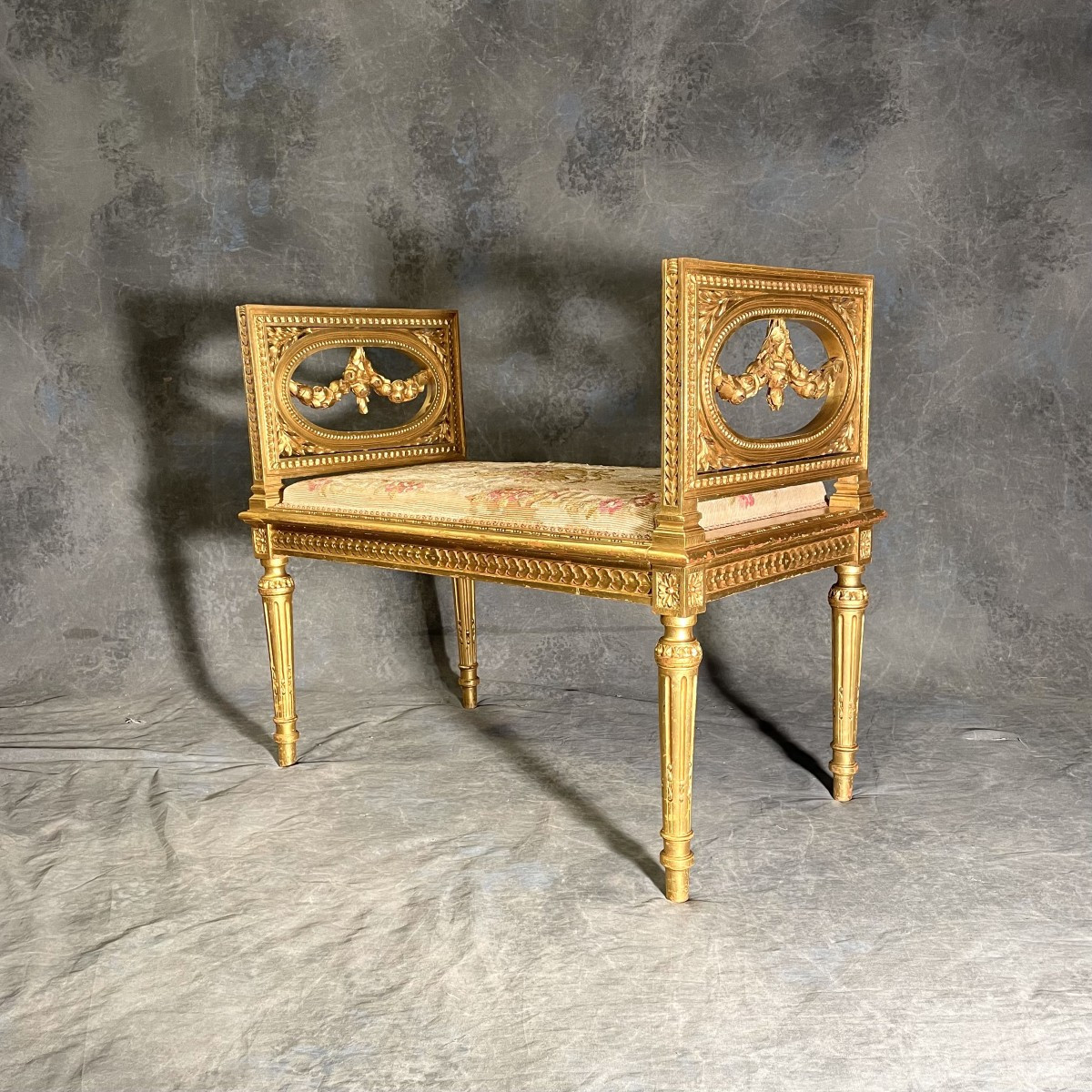 Petite banquette en bois doré sculpté époque 1900 Tapissée. – Image 2