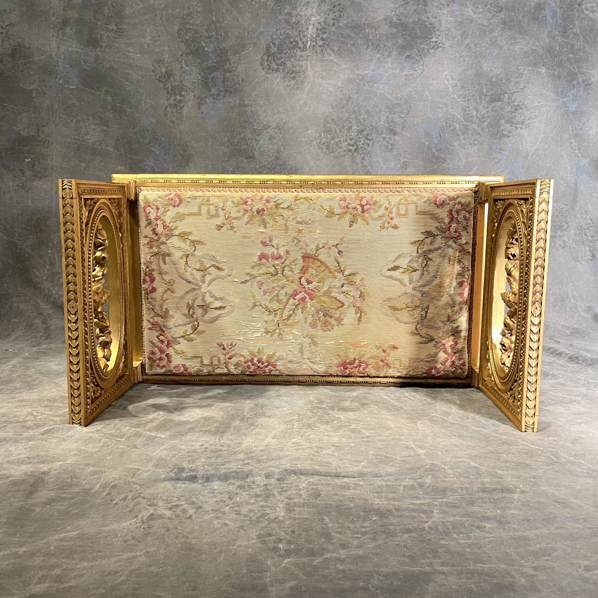 Petite banquette en bois doré sculpté époque 1900 Tapissée. – Image 5