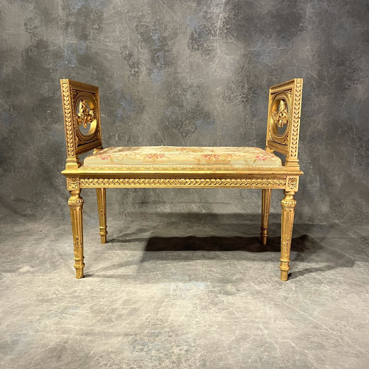 Petite banquette en bois doré sculpté époque 1900 Tapissée. – Image 6