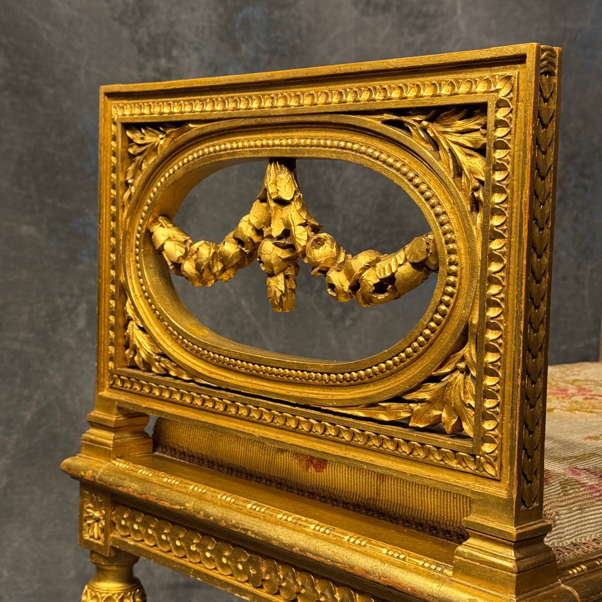 Petite banquette en bois doré sculpté époque 1900 Tapissée. – Image 7