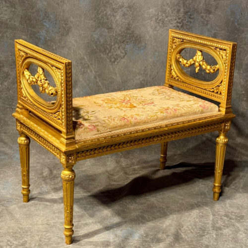 Petite banquette en bois doré sculpté époque 1900 Tapissée.