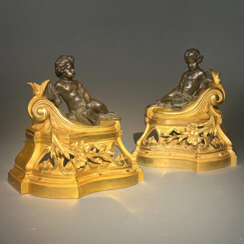 Paire de décors de chenets aux chérubins bronze