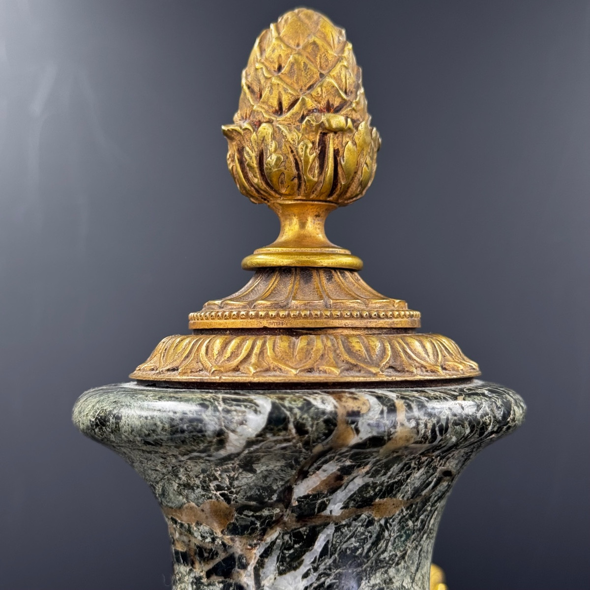 Paire de cassolettes vases bronze et marbre vert – Image 5