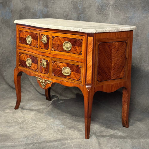 Commode galbée Transition deux tiroirs, 18ème marquetée dessus marbre