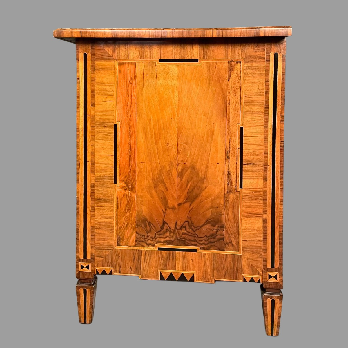 Commode Louis XVI époque XVIIIème marquetée, noyer et fruitiers Région Alsace, dessus bois – Image 4