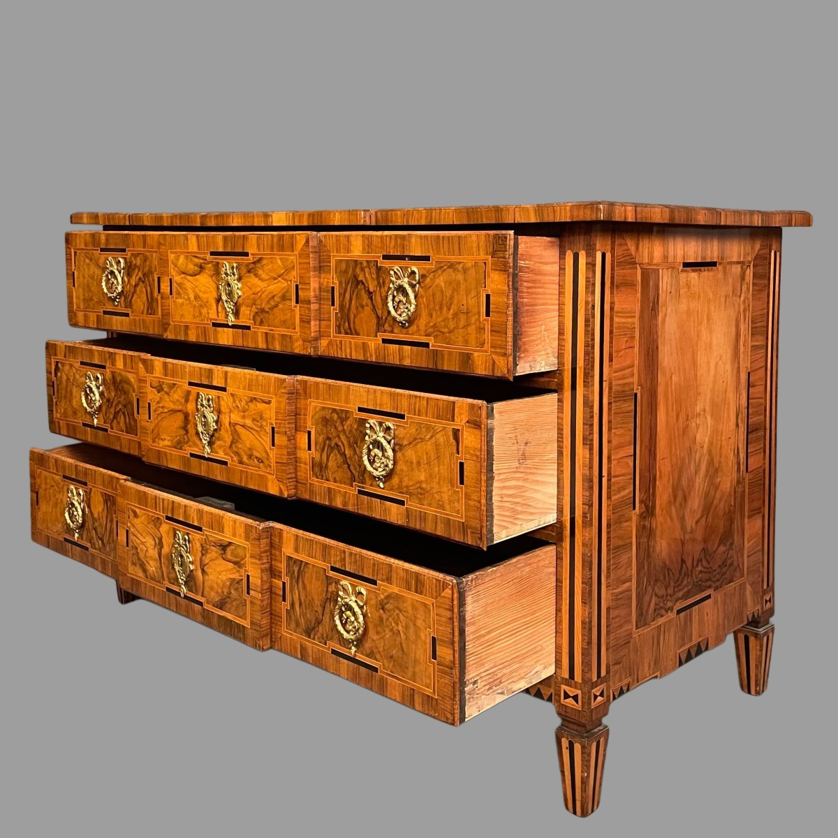 Commode Louis XVI époque XVIIIème marquetée, noyer et fruitiers Région Alsace, dessus bois – Image 5