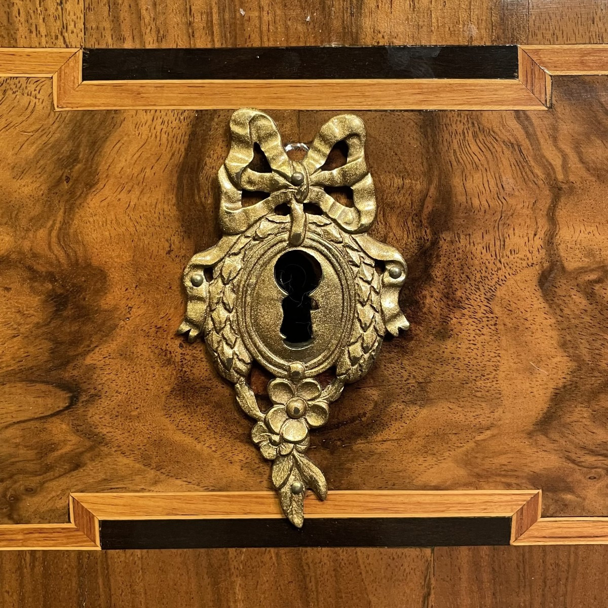 Commode Louis XVI époque XVIIIème marquetée, noyer et fruitiers Région Alsace, dessus bois – Image 8
