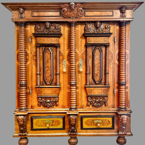 1635297-main-68f33790620e8 Armoire Alsacienne Strasbourgeoise sept colonnes annelées, décor coussin bastionné datée 1700