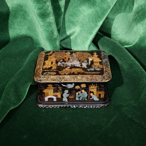 petit coffret Chinois, laque burgauté , époque Napoléon III bois et nacre