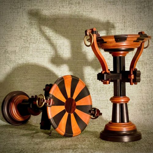 Deux présentoirs en bois tournés, pièces de compagnonnage ou de Maîtrise datés 1896