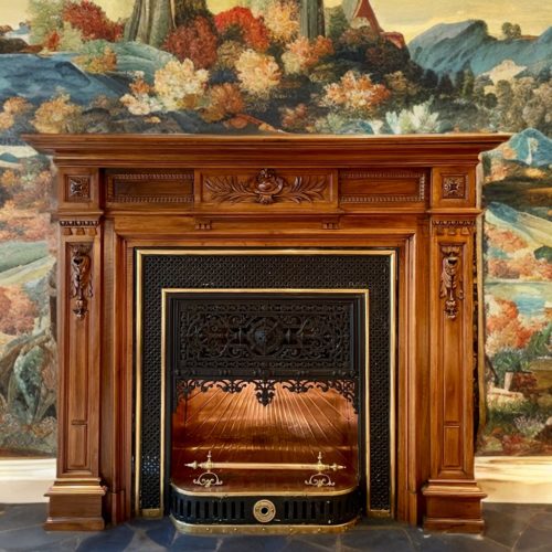 Manteau de cheminée sculpté en noyer époque fin 19ème avec son foyer en cuivre et laiton