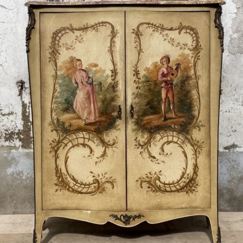 1719398-main-69ab9b7654523 Armoire Louis XV au décor peint de personnages romantiques XXème