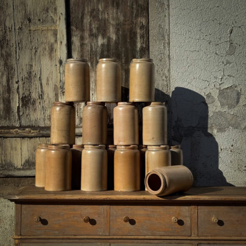 Lot de 17 pots anciens en grès vernissé pour salaisons