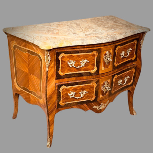 Commode marquetée Galbee sur 3 faces 18 eme