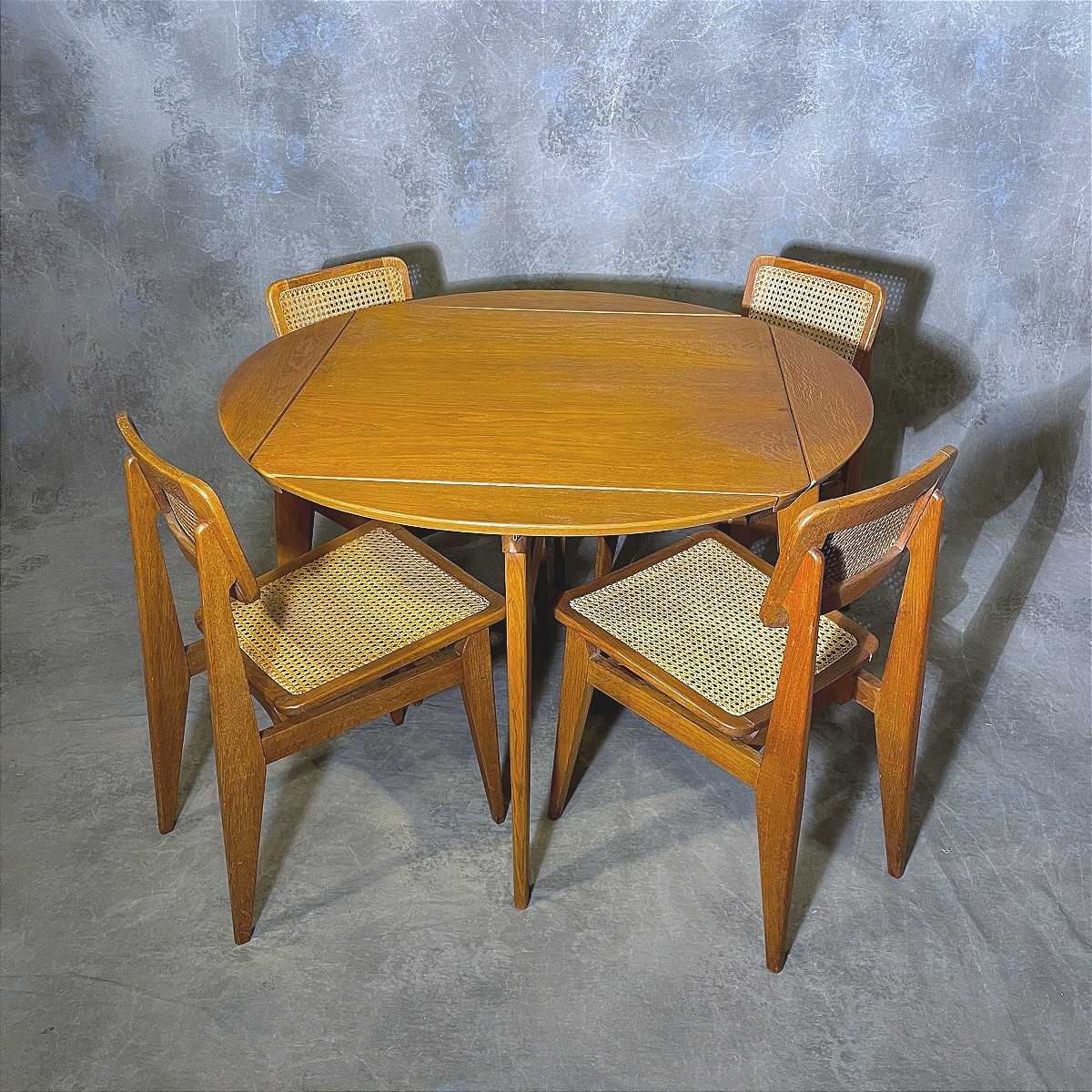 Ensemble table "marguerite" et chaises de Marcel Gascoin – Image 2