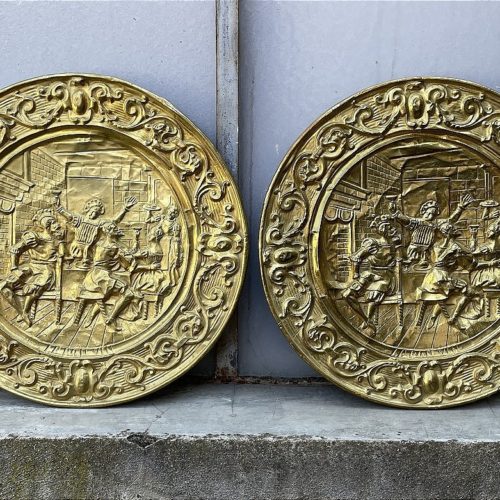 une paire de plats identiques d'offrande en laiton repoussé XIXème sur le thème du vin