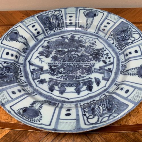 Très Beau Plat Faïence 18ème de Francfort Décor