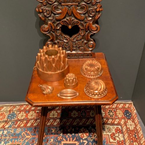 Chaise Alsacienne en noyer fin 17ème décor de grotesques et têtes d'aigles