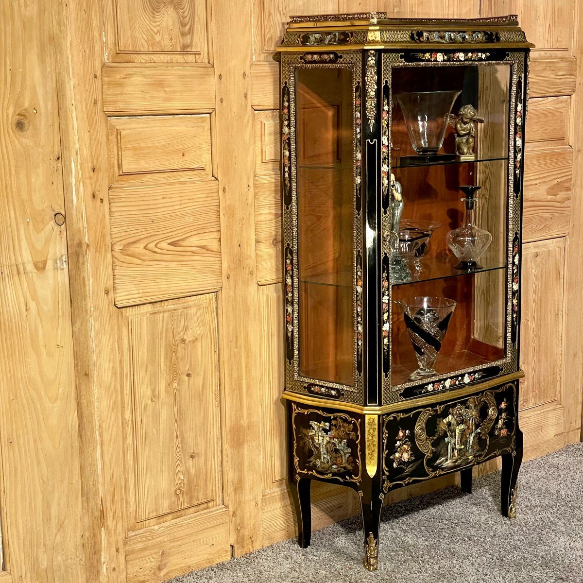 vitrine laquée 20ème décor japonisant avec nacre – Image 3