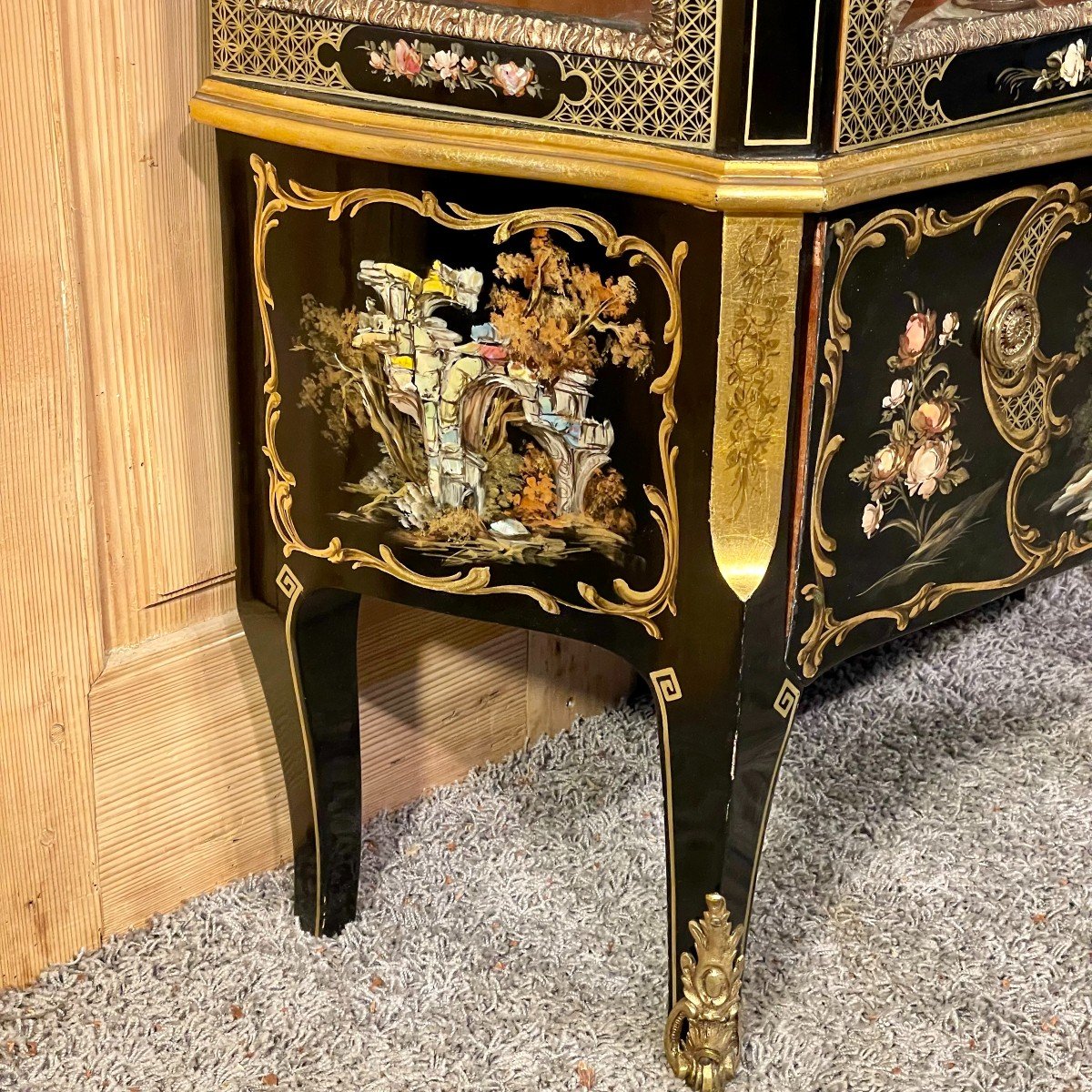 vitrine laquée 20ème décor japonisant avec nacre – Image 4