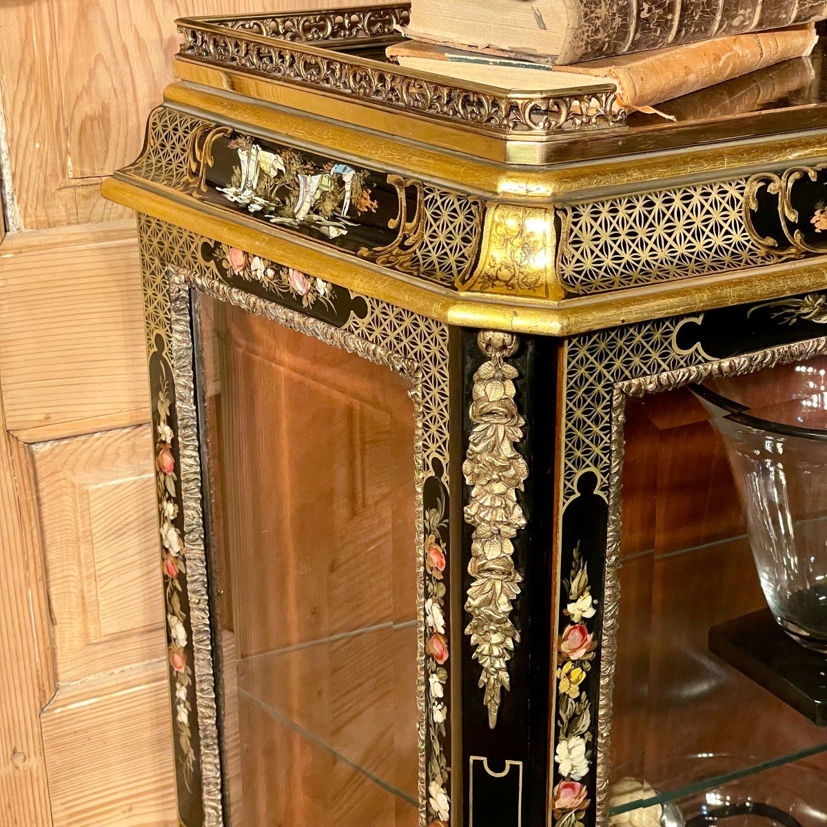 vitrine laquée 20ème décor japonisant avec nacre – Image 7