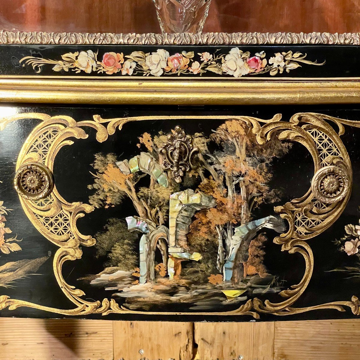 vitrine laquée 20ème décor japonisant avec nacre – Image 8