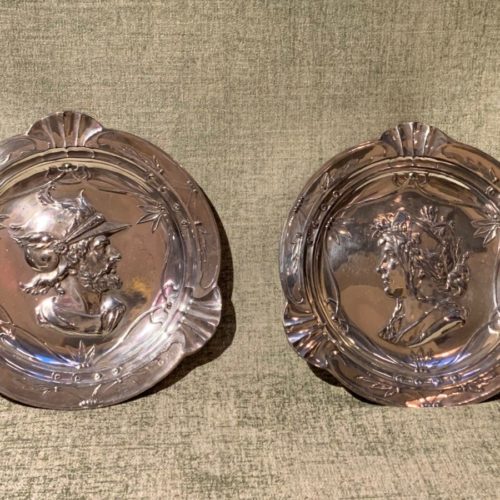 deux portraits sur assiettes en étain Art Nouveau